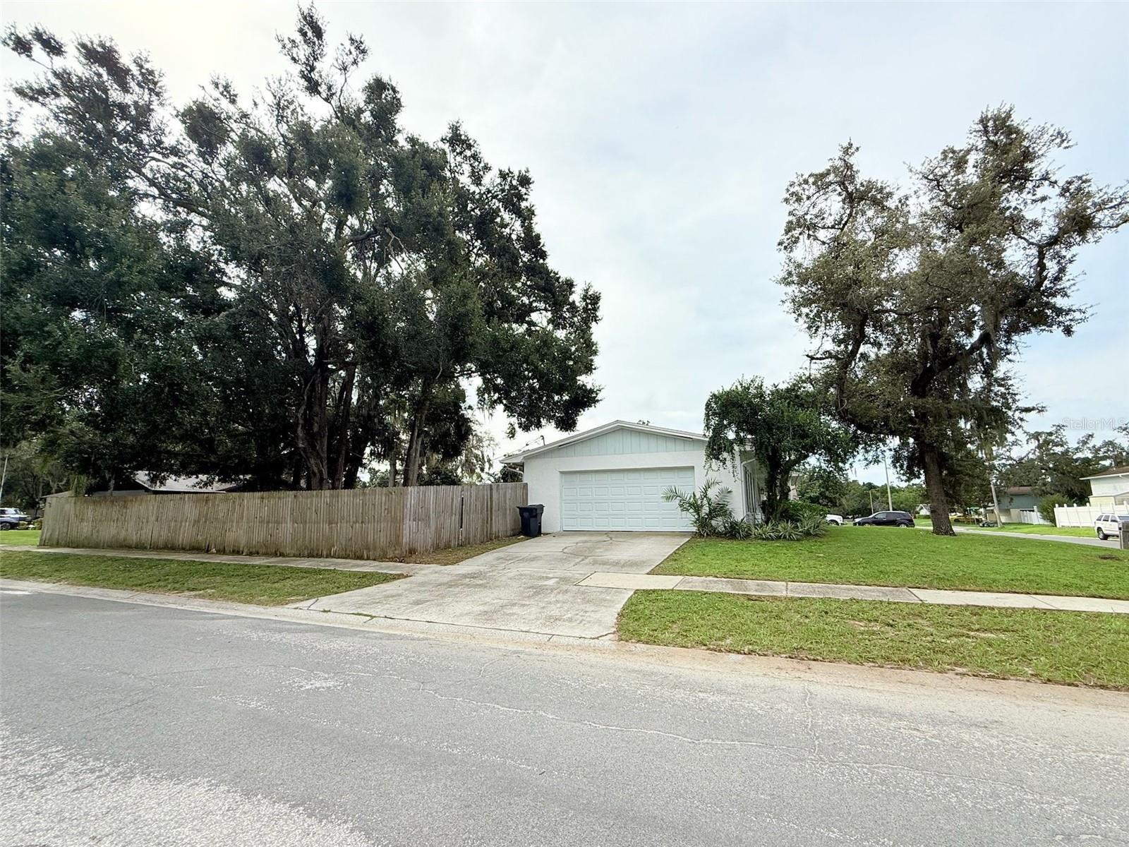 Listing photo id 35 for 502 Oakhurst Street