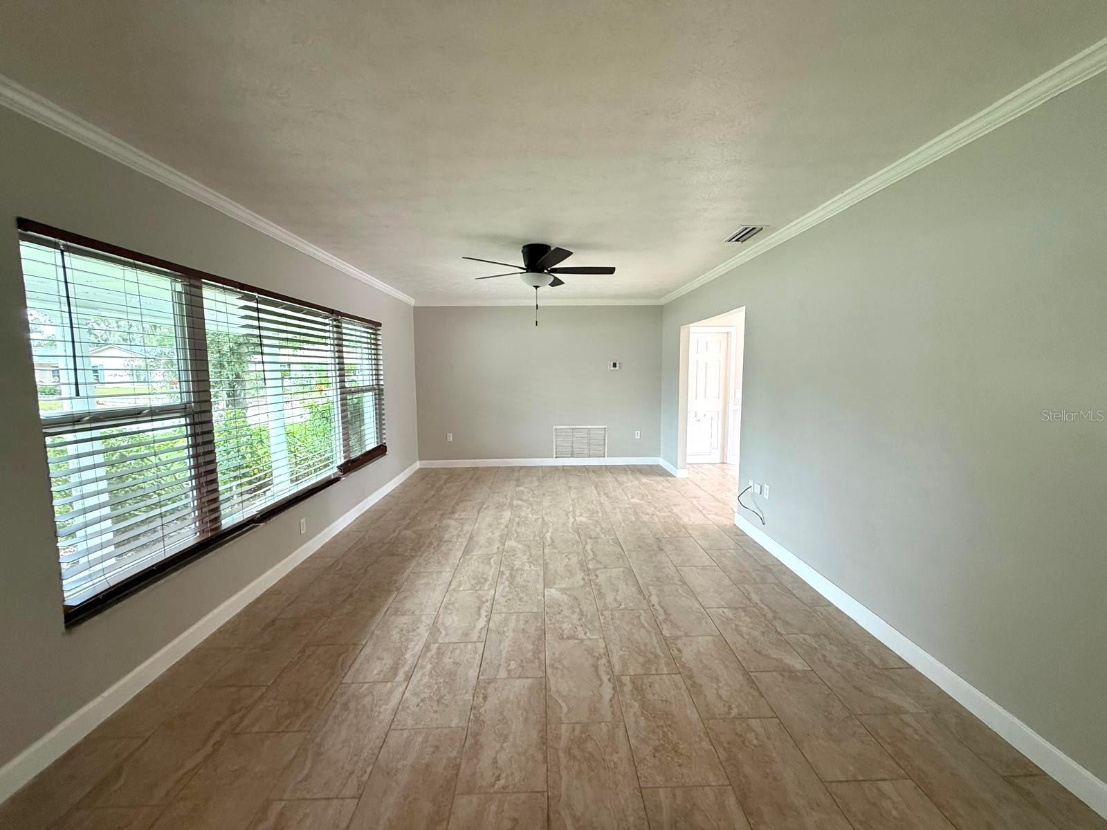 Listing photo id 3 for 502 Oakhurst Street