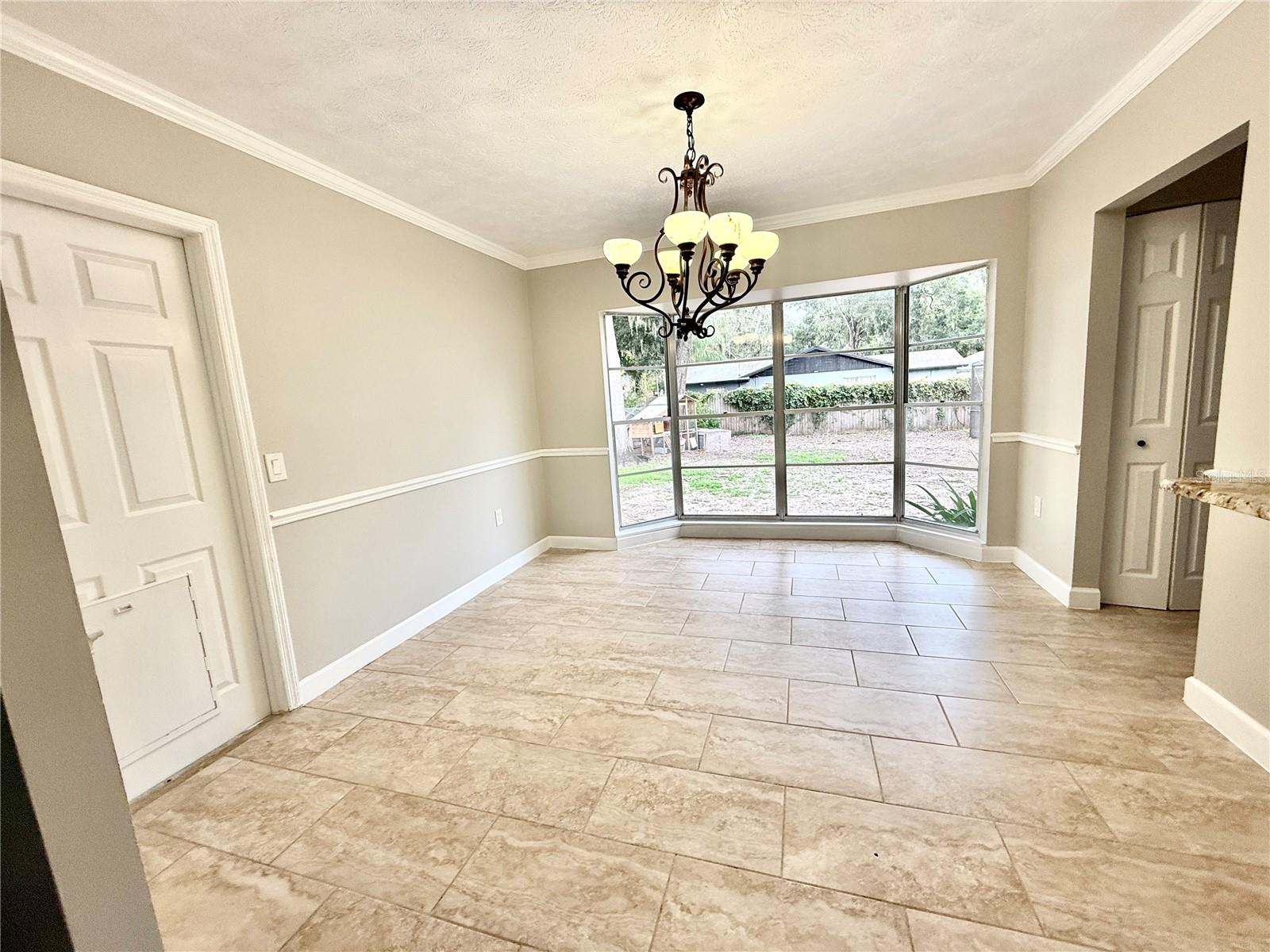 Listing photo id 7 for 502 Oakhurst Street