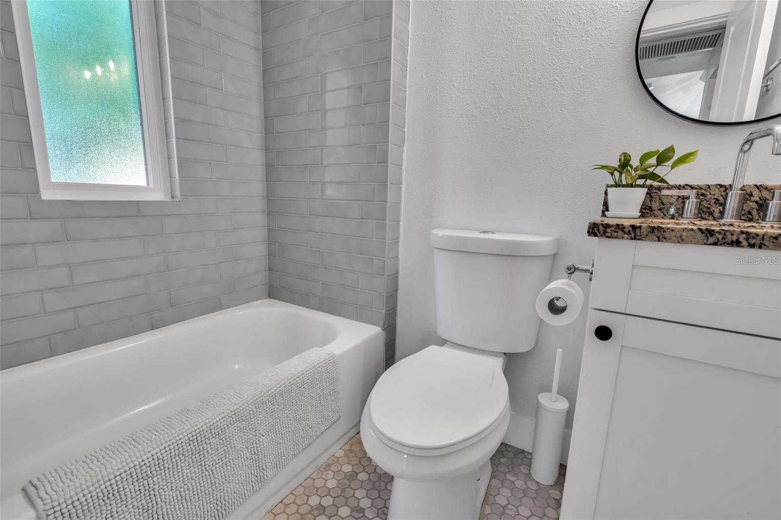 Image 14 of 33 For 916 47th Avenue N
