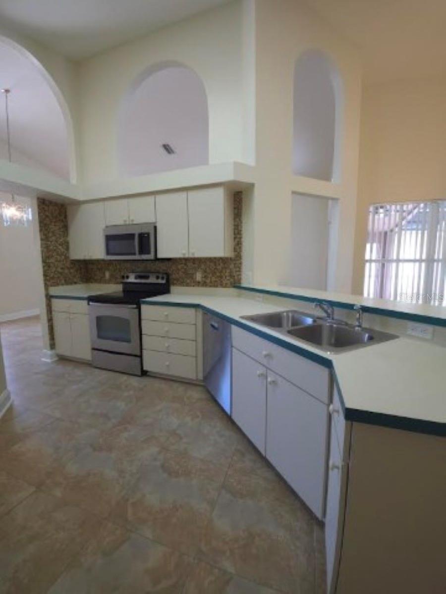 Image 19 of 48 For 18005 Palm Breeze Drive