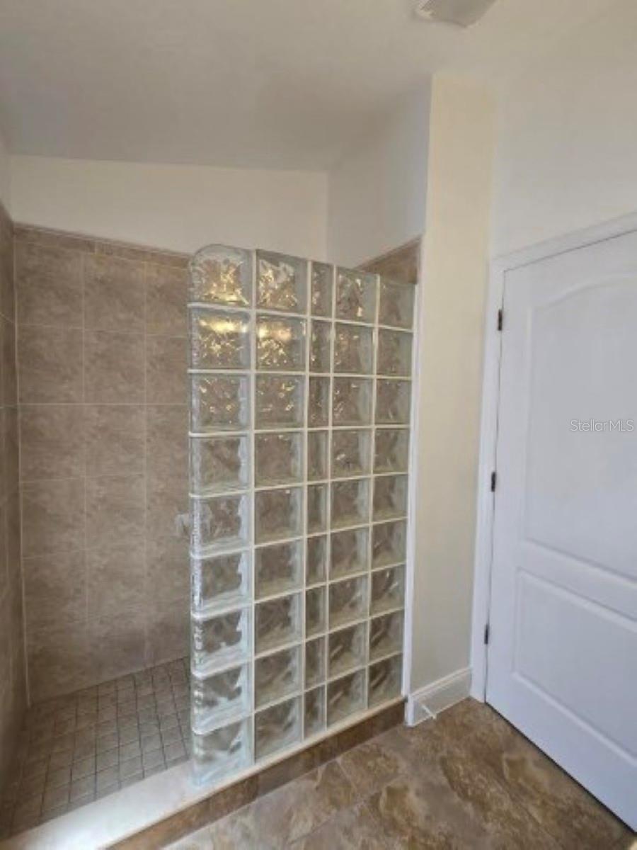 Image 36 of 48 For 18005 Palm Breeze Drive