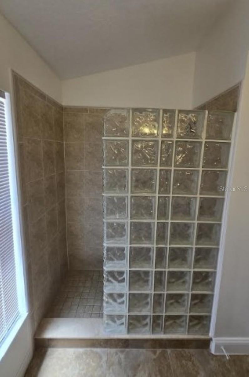 Image 37 of 48 For 18005 Palm Breeze Drive