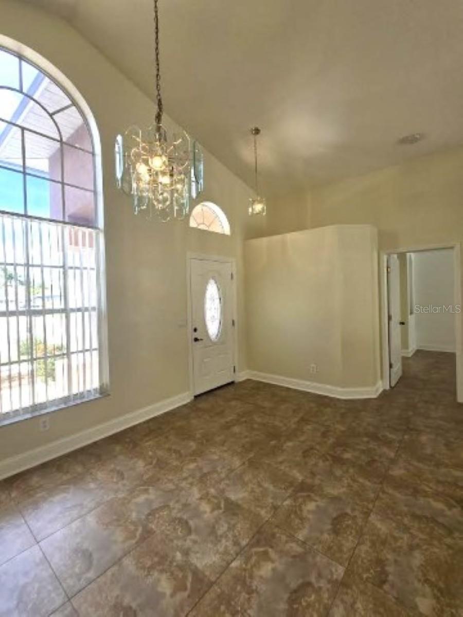 Image 7 of 48 For 18005 Palm Breeze Drive