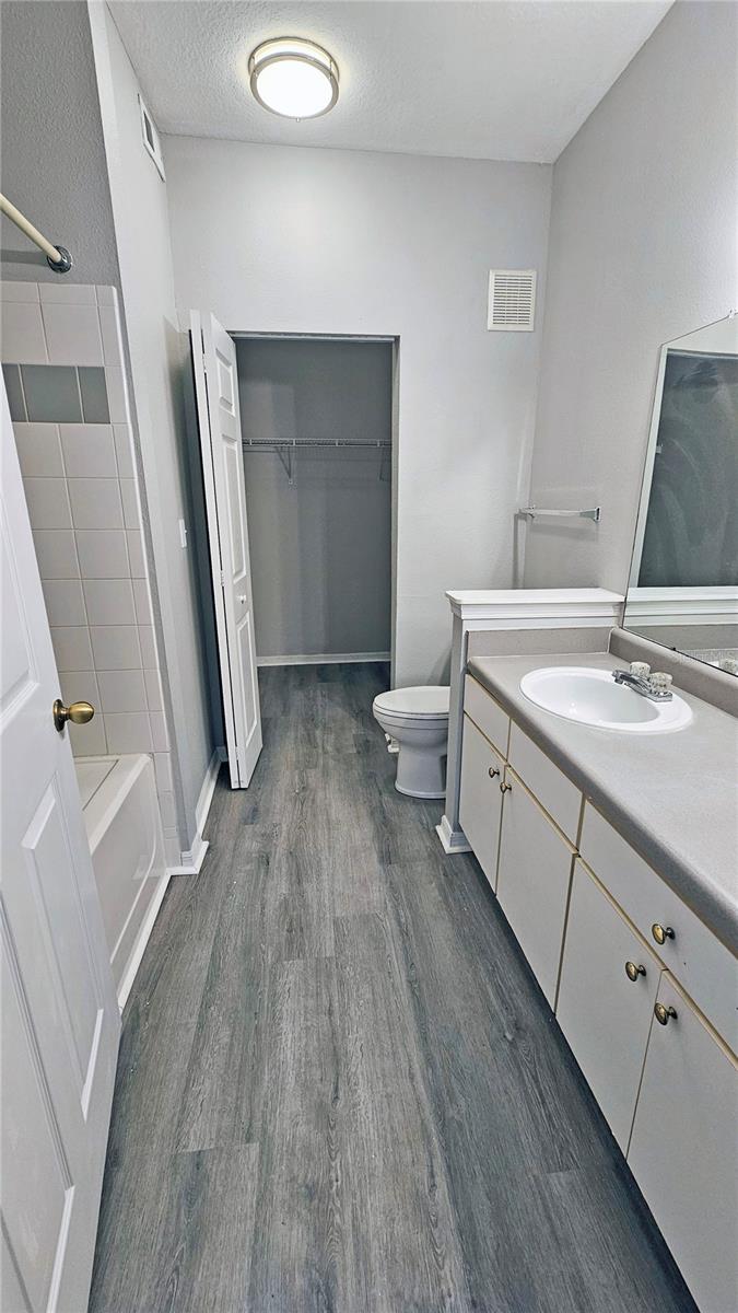 Listing photo id 9 for 9018 Lake Chase Island Way 9108