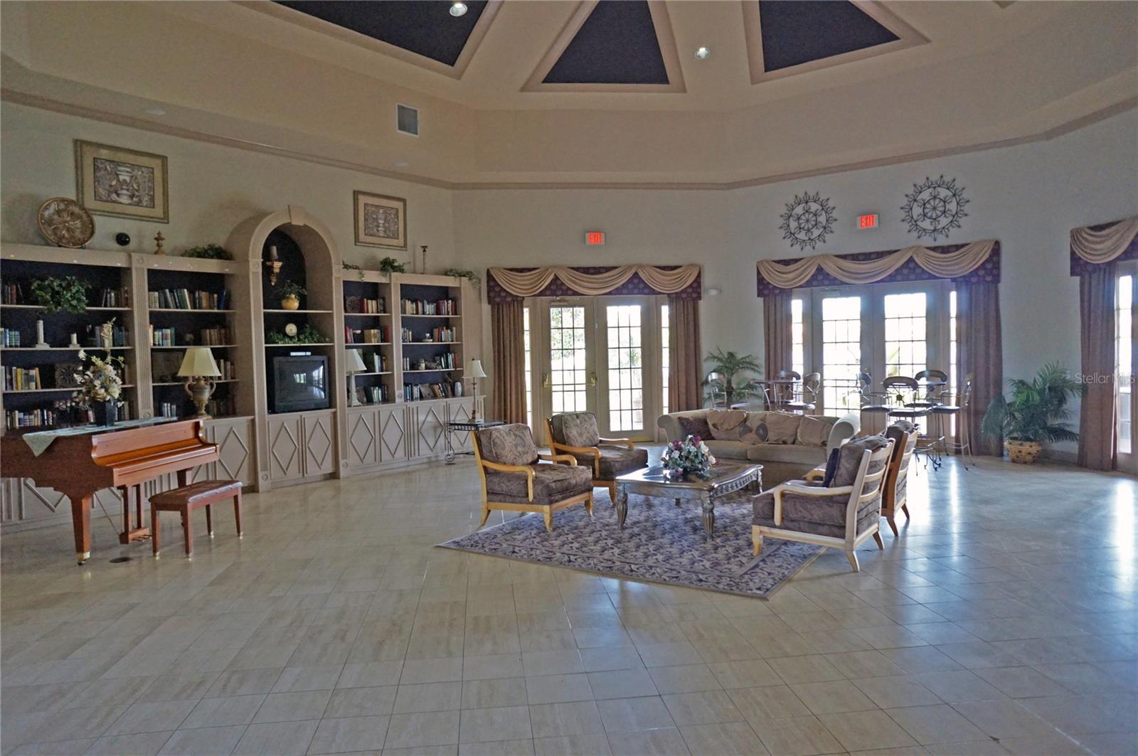 Listing photo id 19 for 9018 Lake Chase Island Way 9108