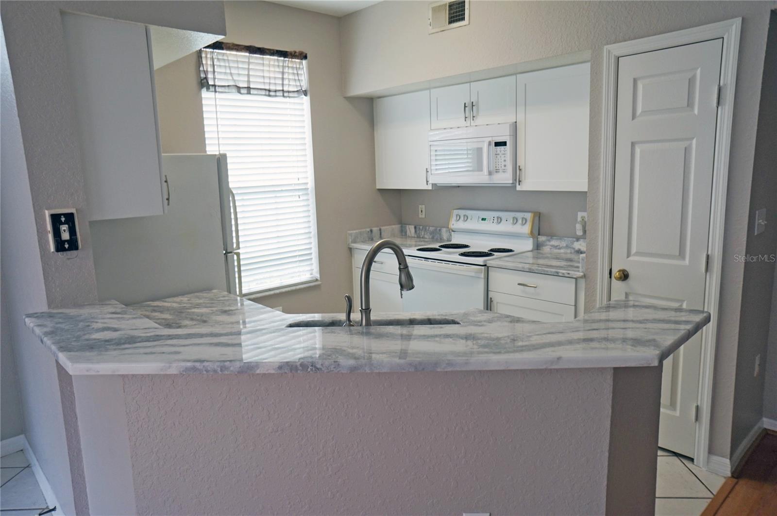 Listing photo id 3 for 9018 Lake Chase Island Way 9108