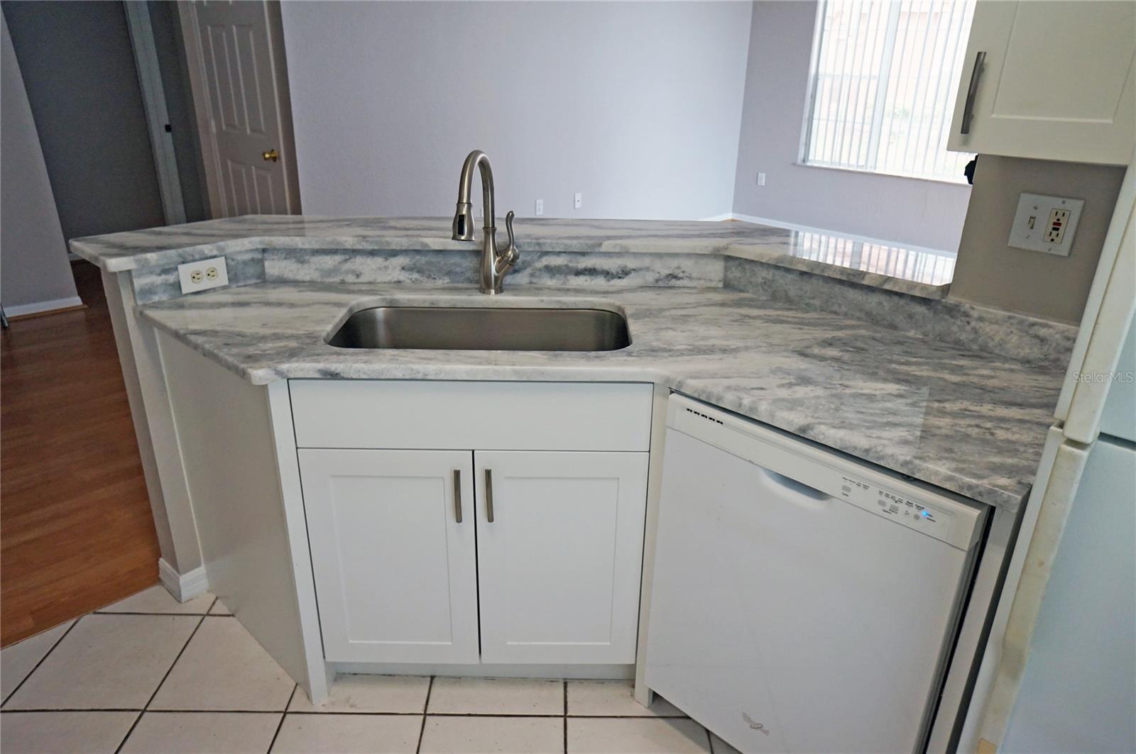 Listing photo id 4 for 9018 Lake Chase Island Way 9108