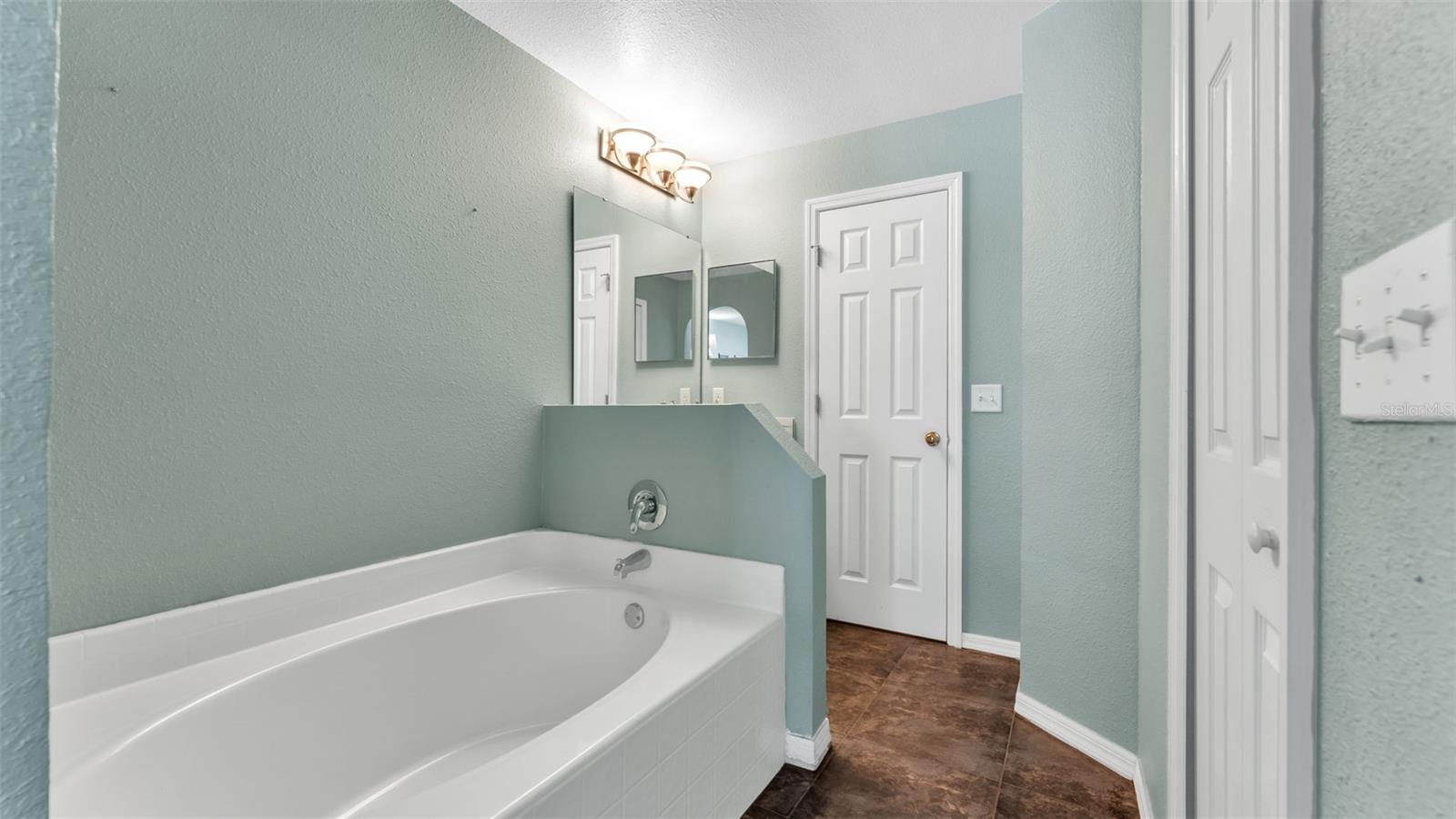 Image 15 of 39 For 1429 Country Chase Drive