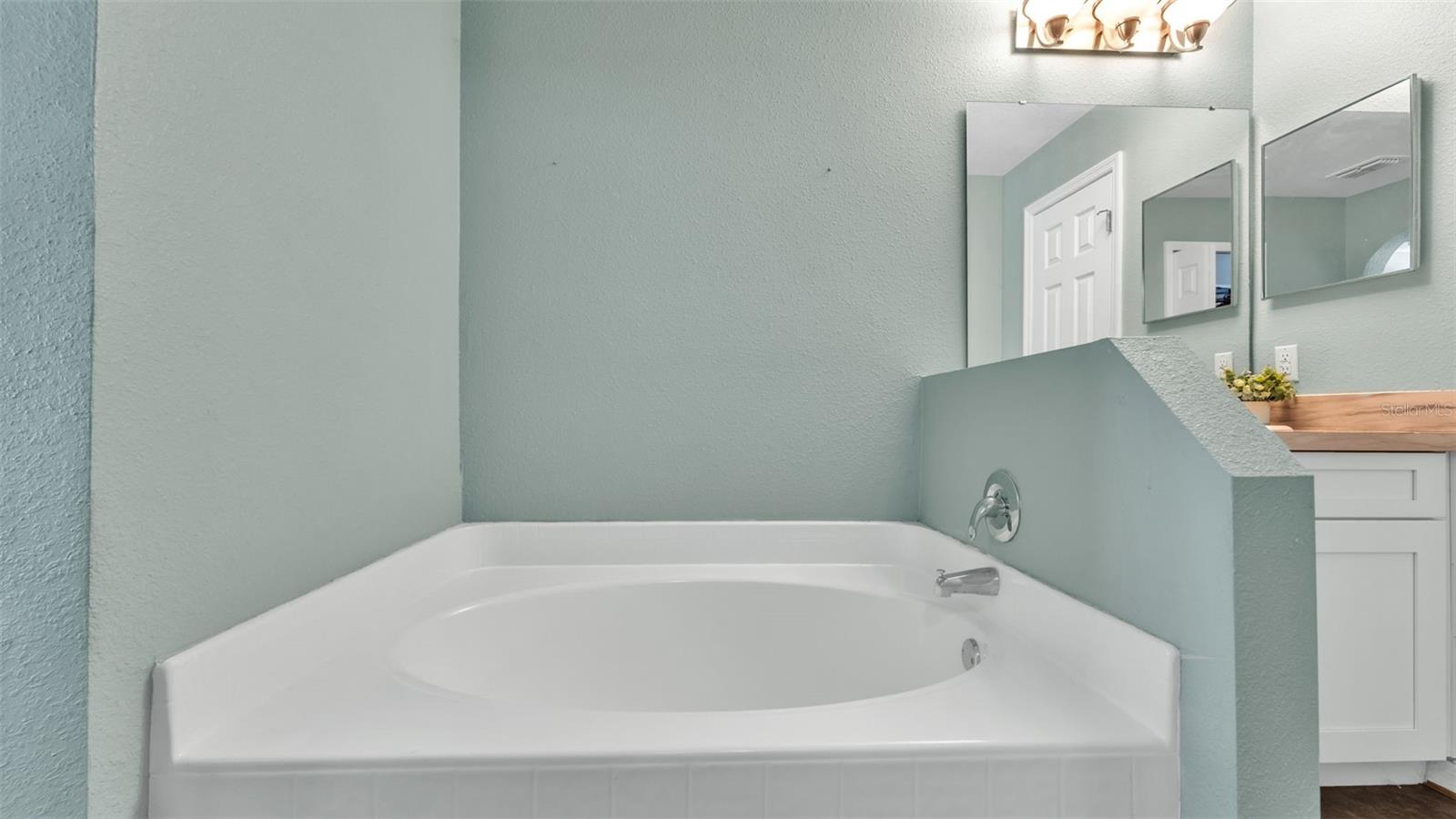 Image 16 of 39 For 1429 Country Chase Drive