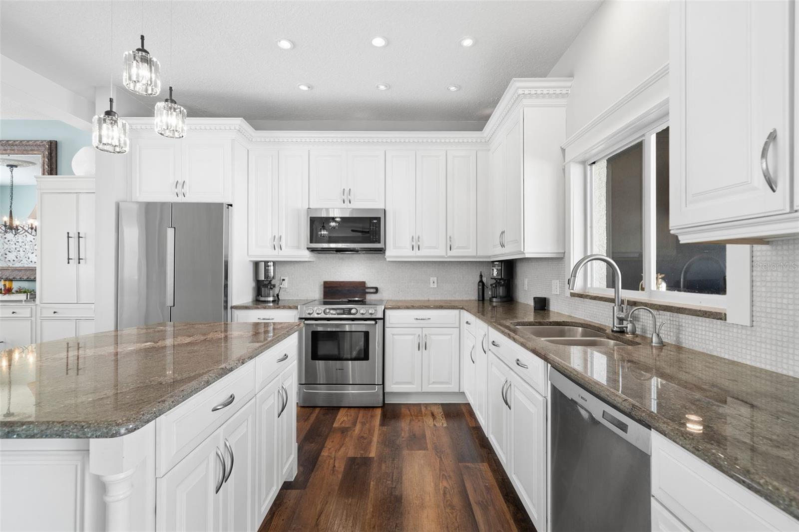 Listing photo id 13 for 4915 Augusta Avenue