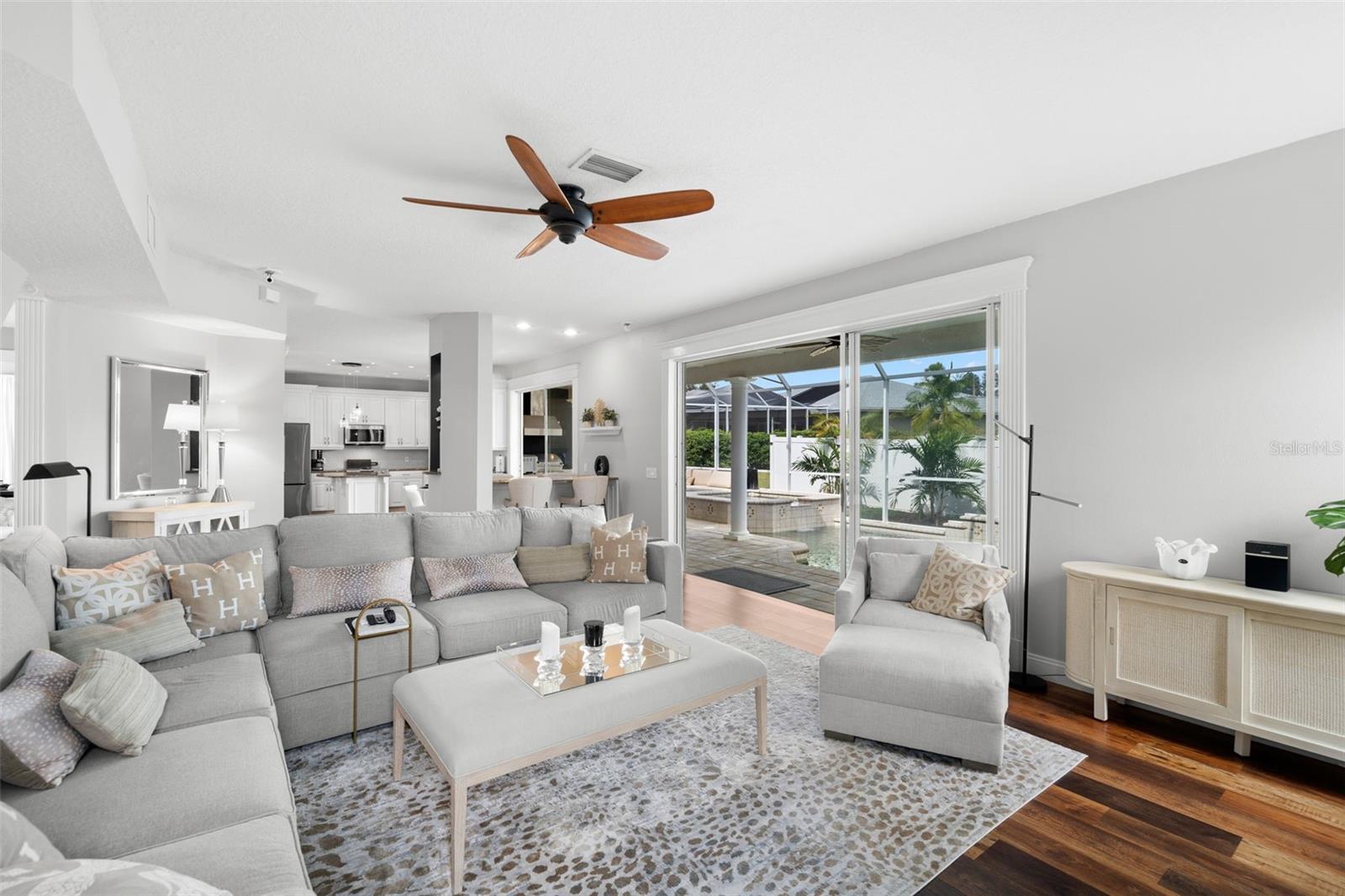 Listing photo id 19 for 4915 Augusta Avenue