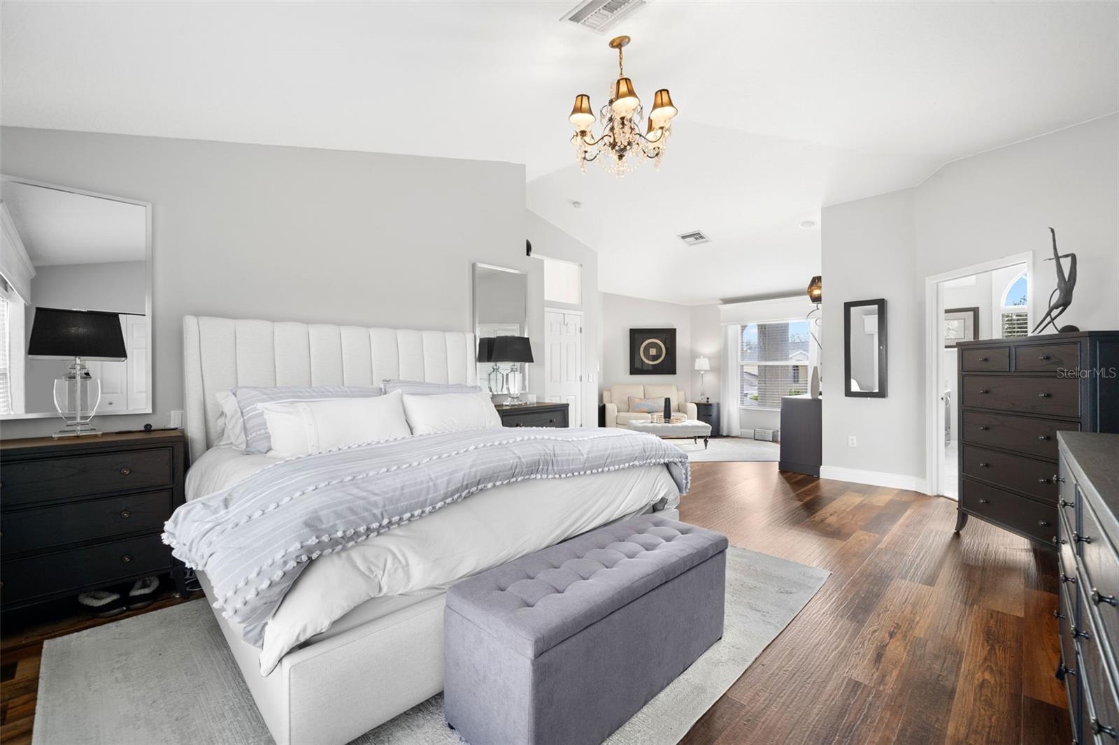 Listing photo id 21 for 4915 Augusta Avenue