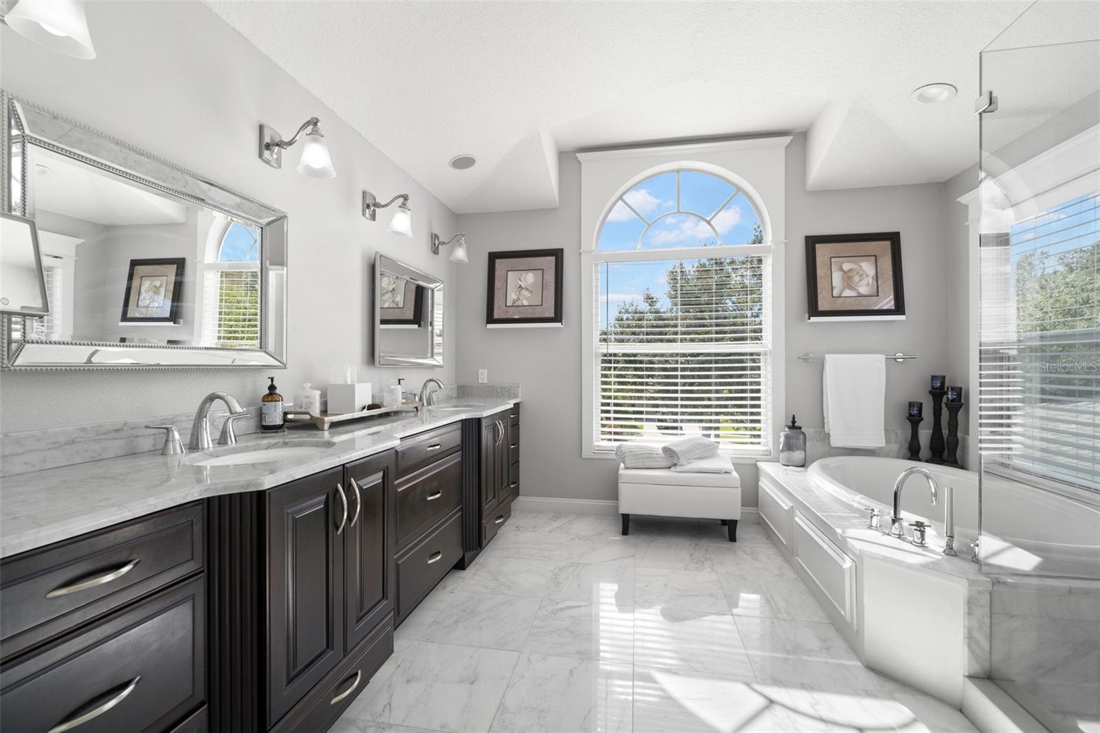 Listing photo id 23 for 4915 Augusta Avenue