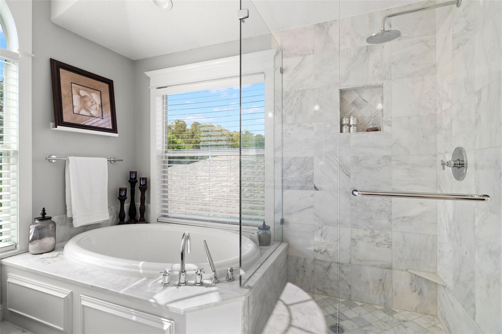 Listing photo id 24 for 4915 Augusta Avenue