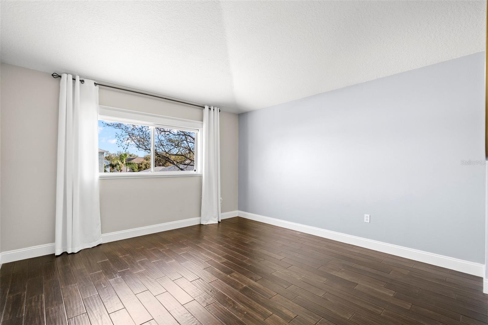 Listing photo id 30 for 4915 Augusta Avenue