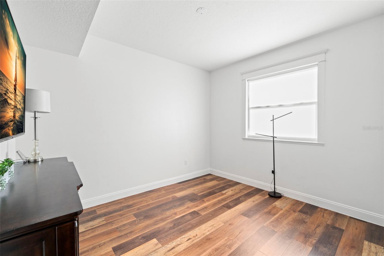 Listing photo id 34 for 4915 Augusta Avenue