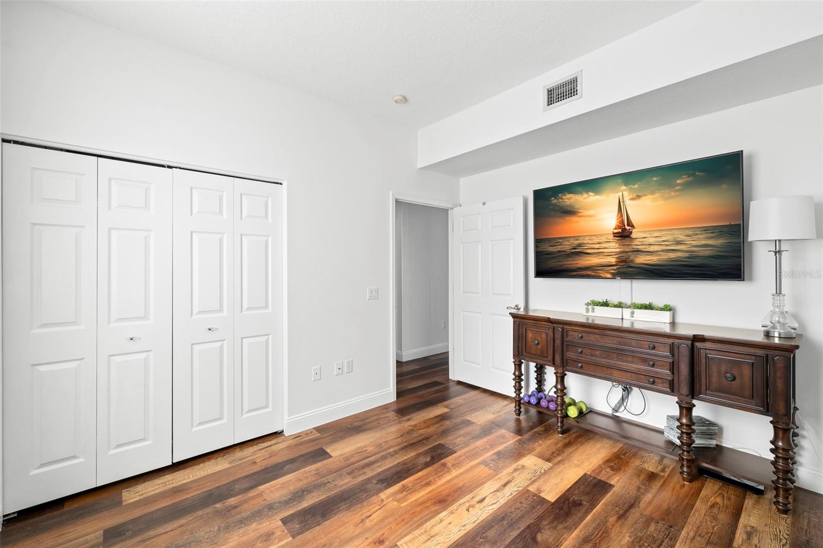 Listing photo id 35 for 4915 Augusta Avenue