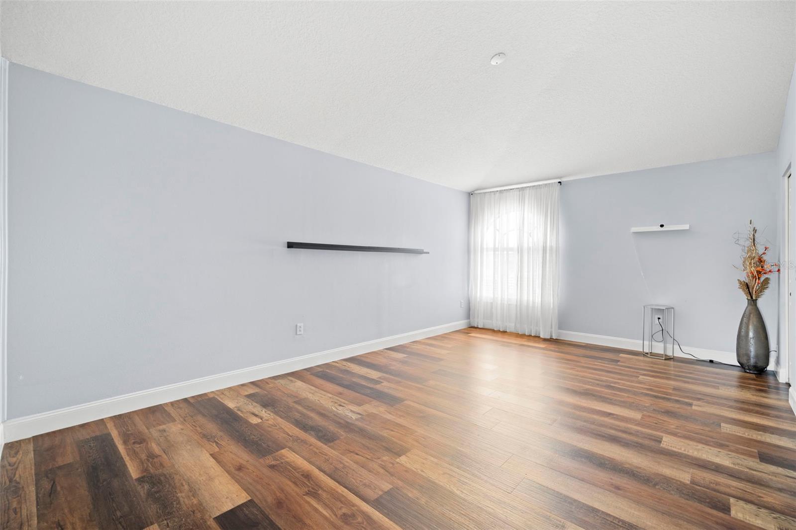 Listing photo id 41 for 4915 Augusta Avenue