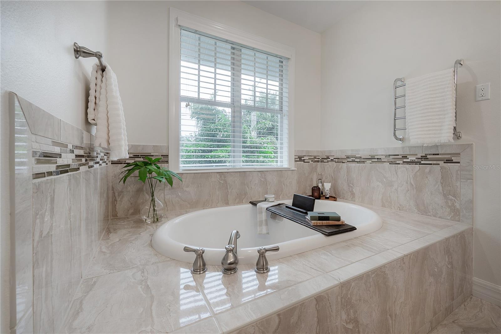 Listing photo id 24 for 2937 Bayshore Court