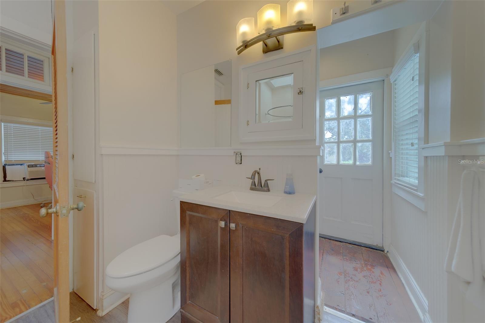 Listing photo id 27 for 107 7th Avenue Se