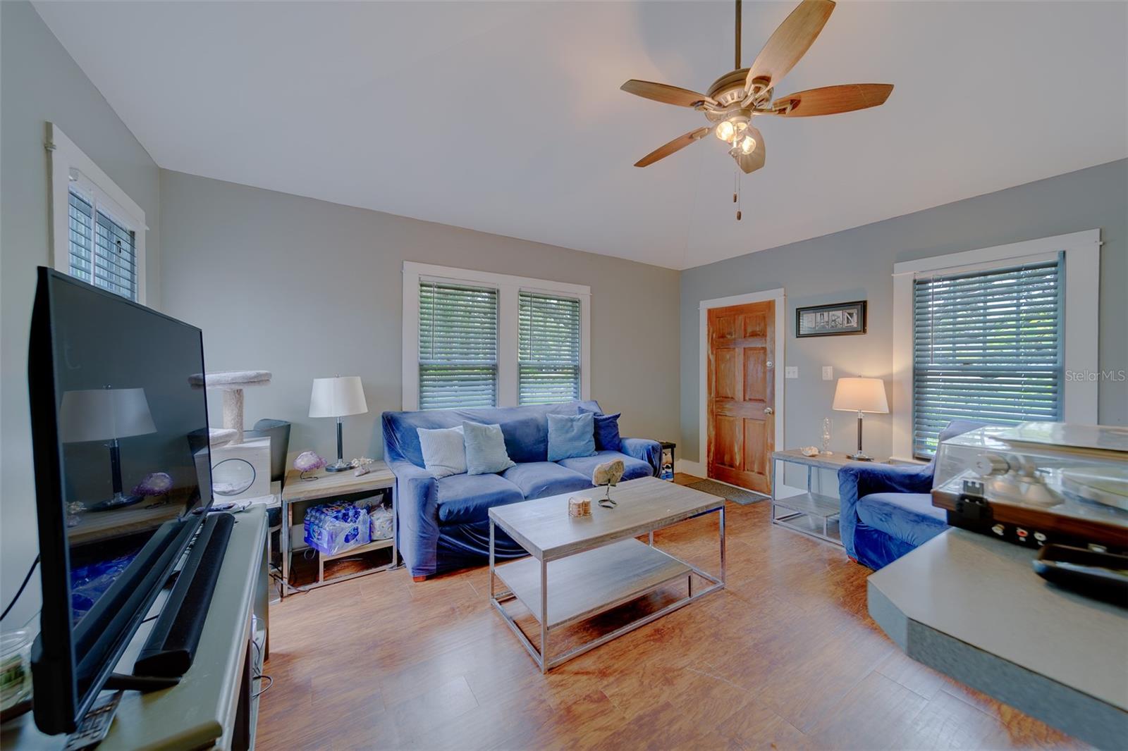 Listing photo id 30 for 107 7th Avenue Se