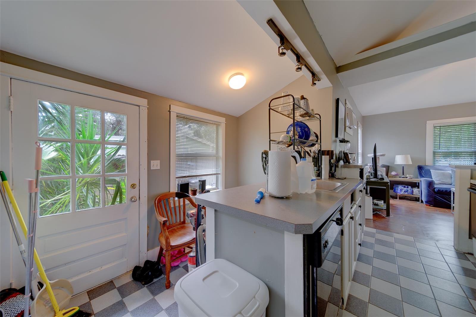 Listing photo id 33 for 107 7th Avenue Se