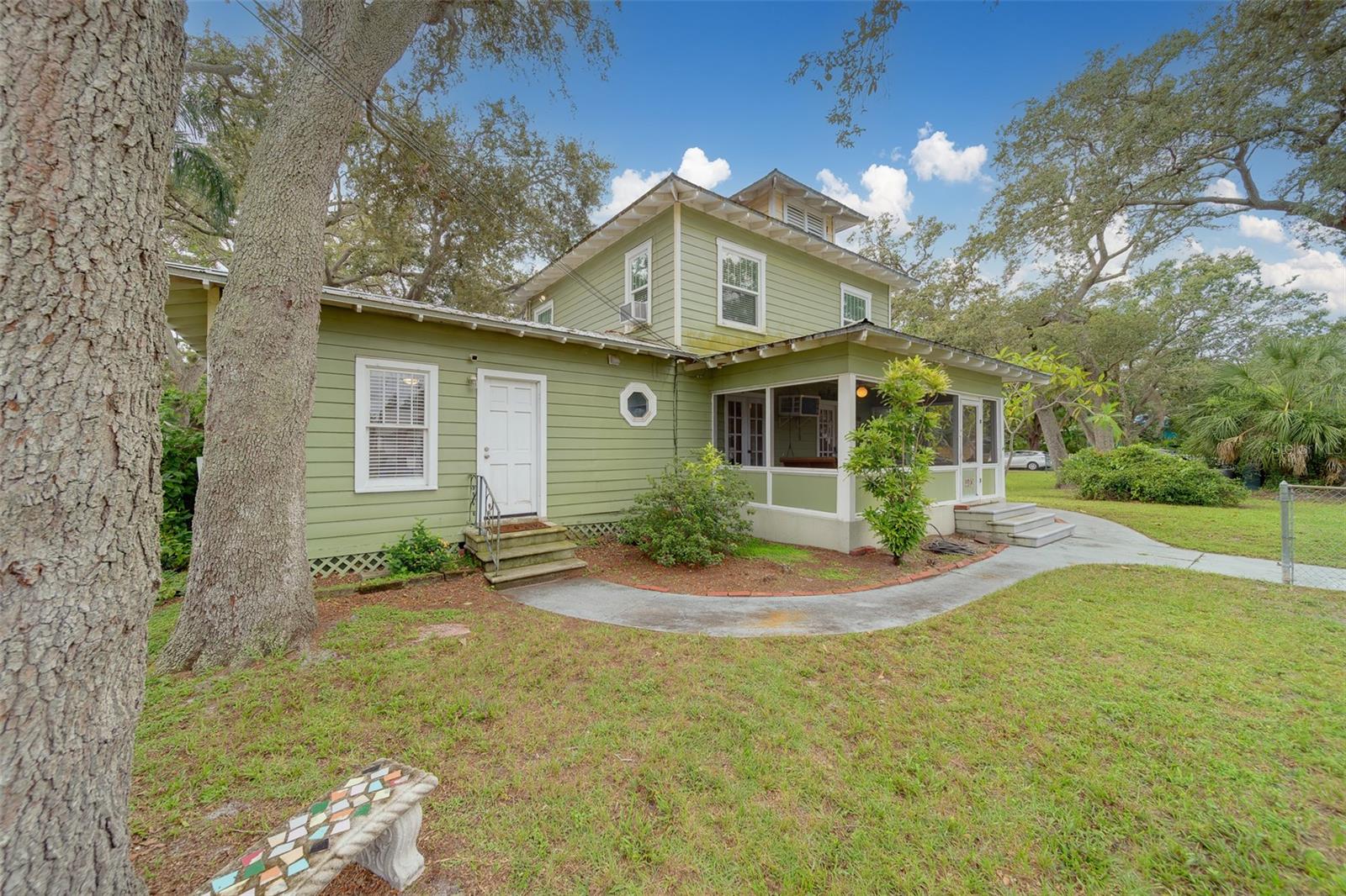 Listing photo id 43 for 107 7th Avenue Se