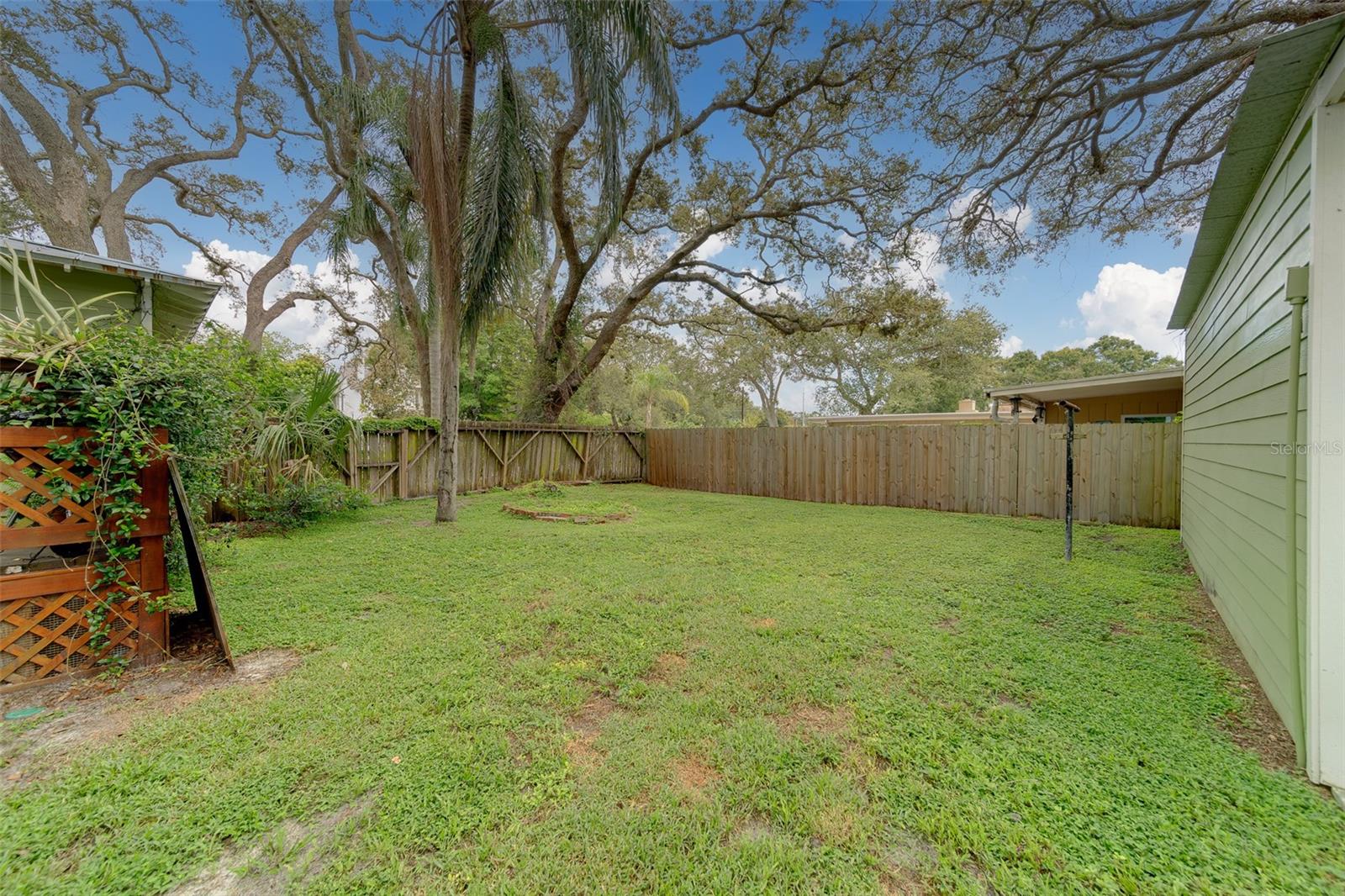 Listing photo id 49 for 107 7th Avenue Se