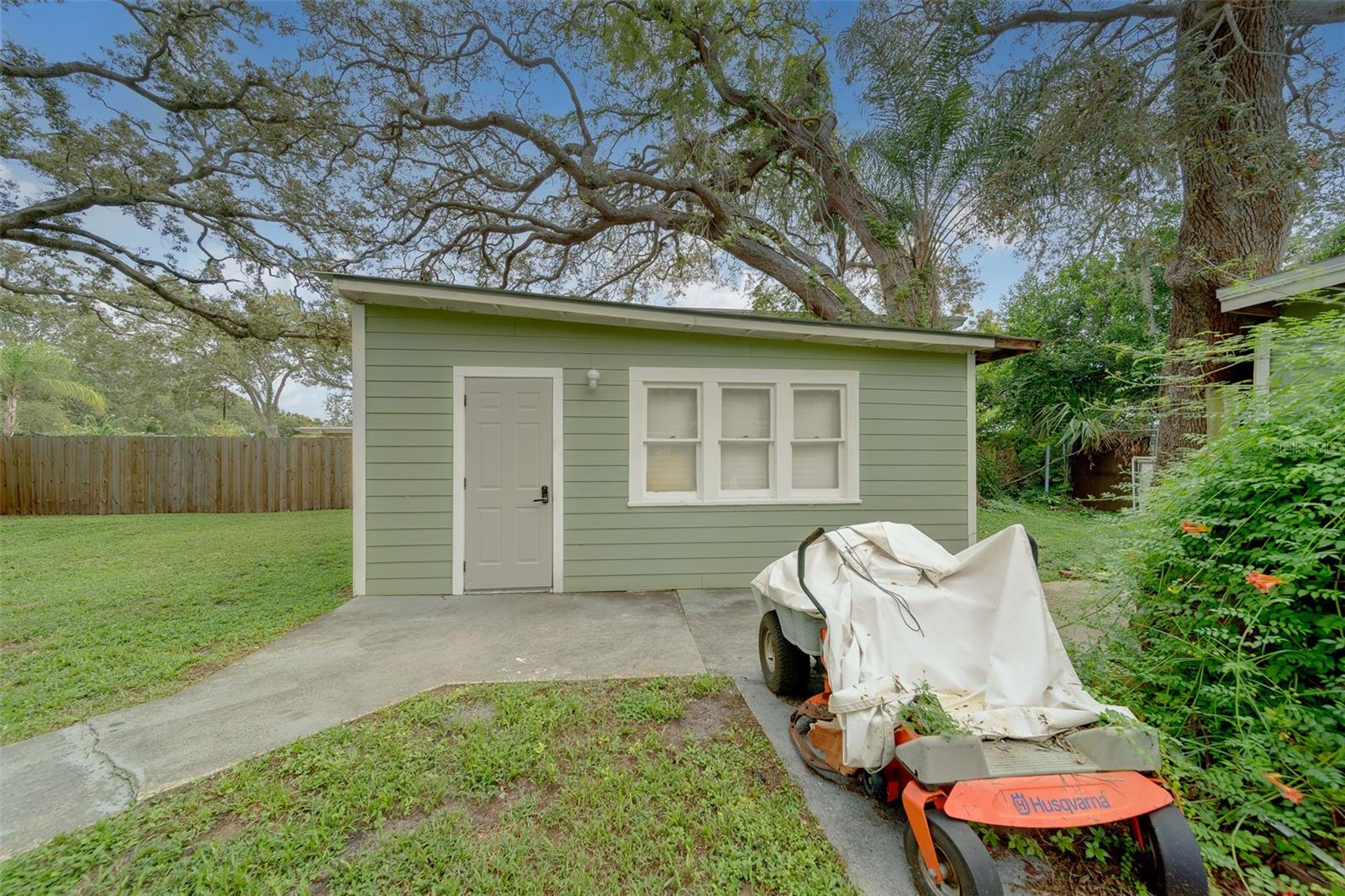 Listing photo id 51 for 107 7th Avenue Se