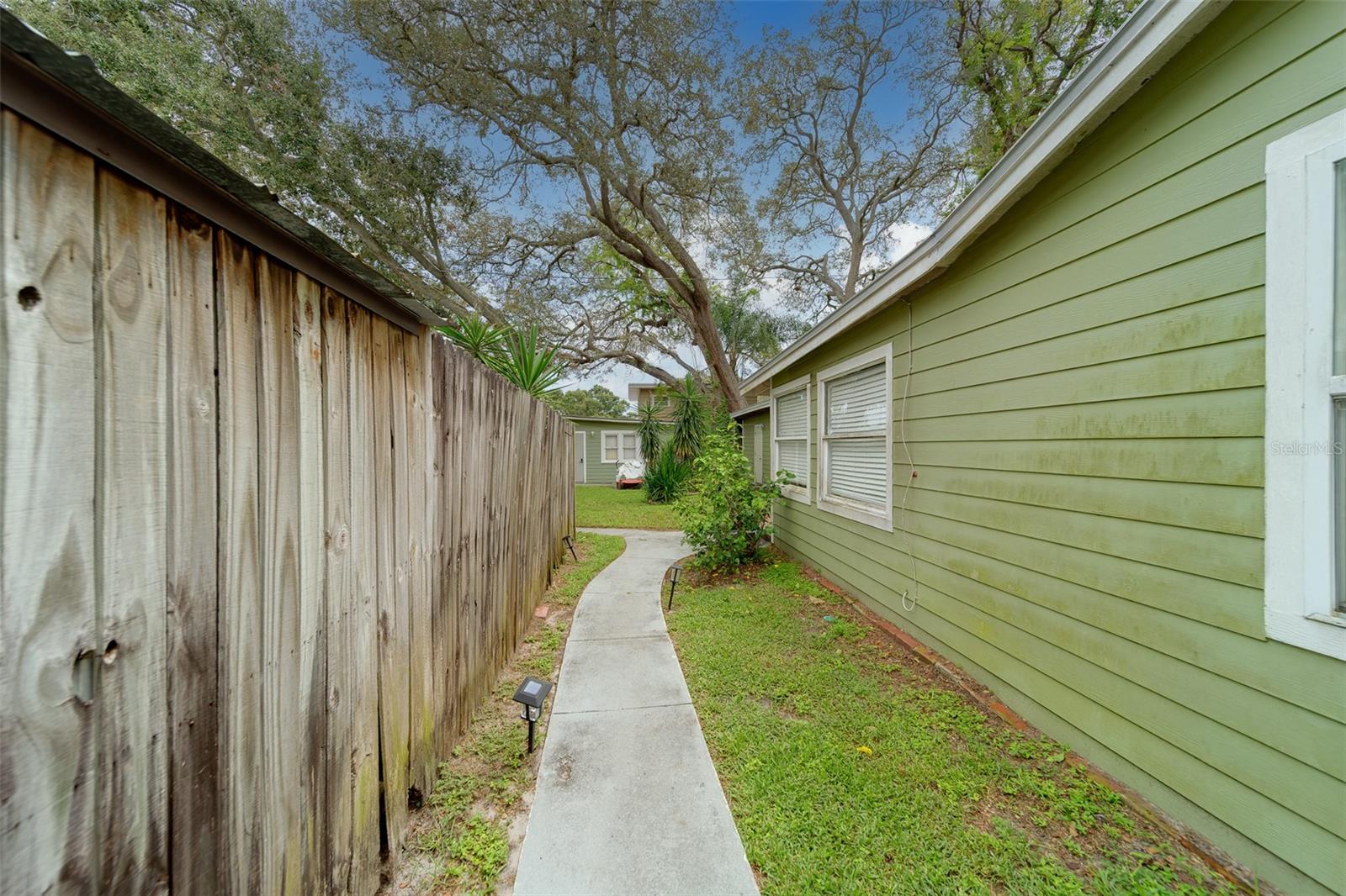 Listing photo id 55 for 107 7th Avenue Se