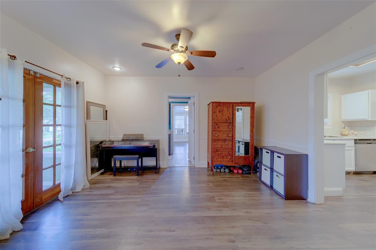 Listing photo id 5 for 107 7th Avenue Se