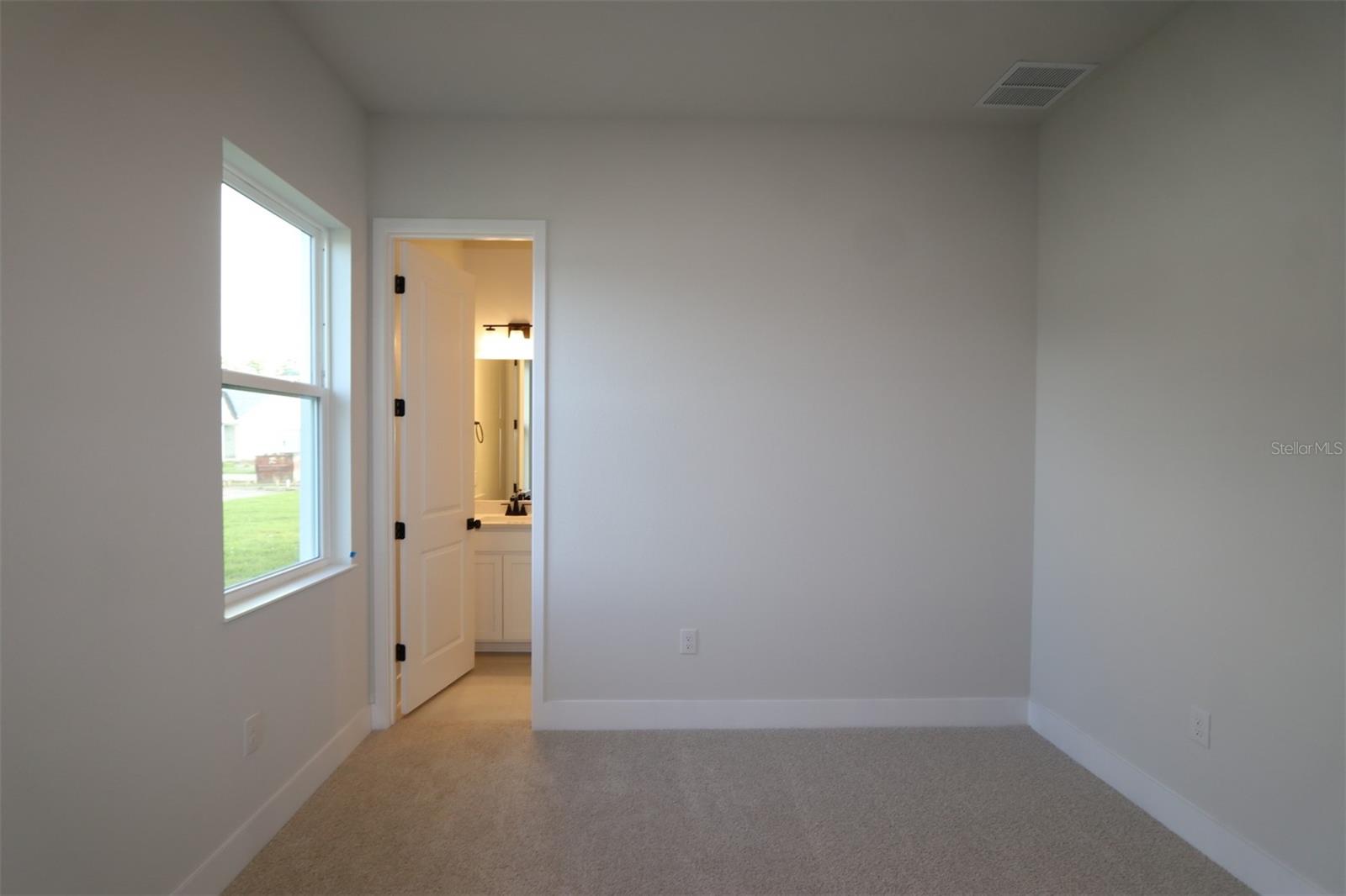 Listing photo id 13 for 31572 Hayman Loop
