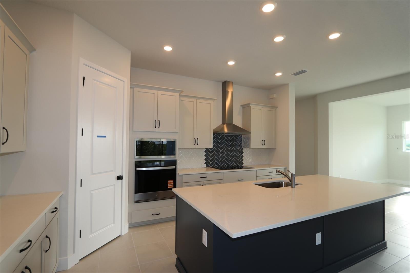 Listing photo id 3 for 31572 Hayman Loop