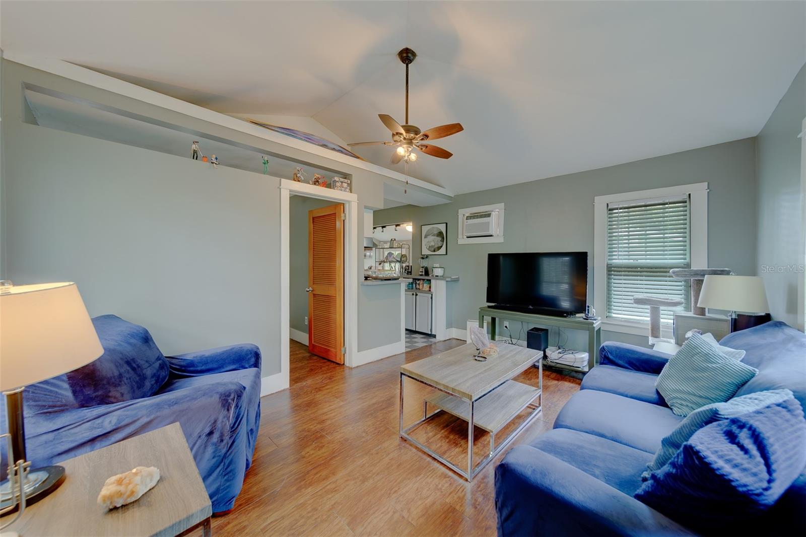 Image 30 of 68 For 107 7th Avenue Se