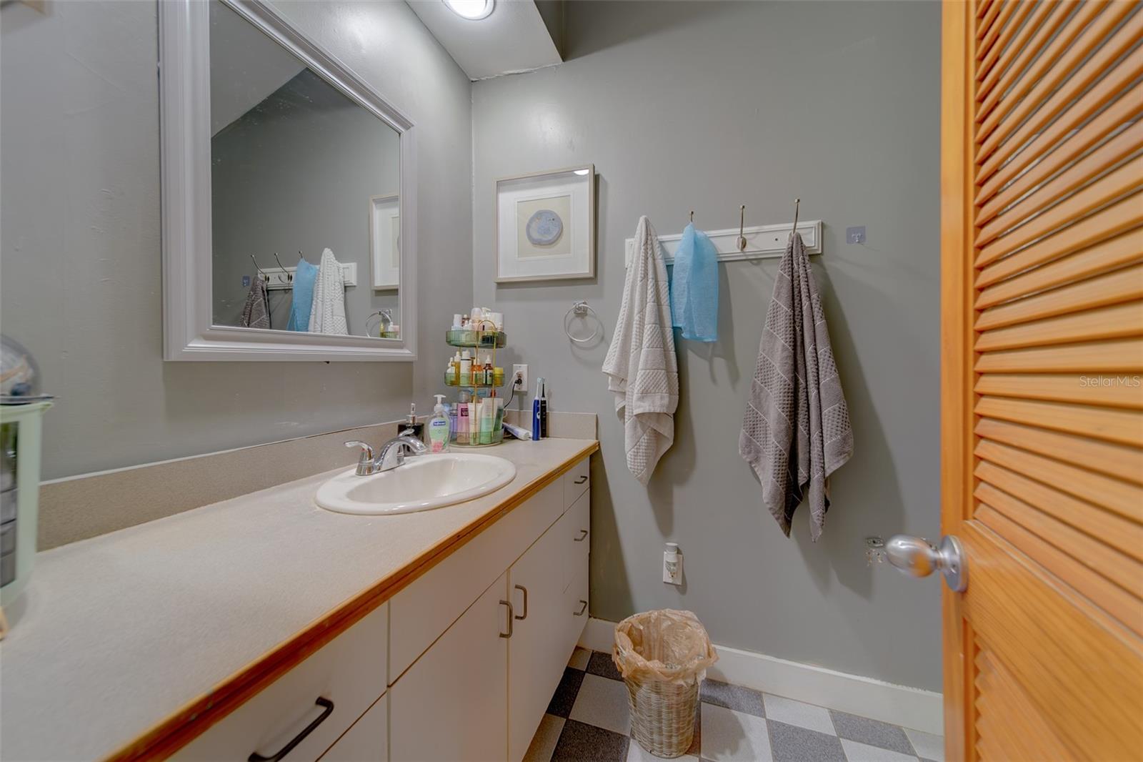 Image 36 of 68 For 107 7th Avenue Se
