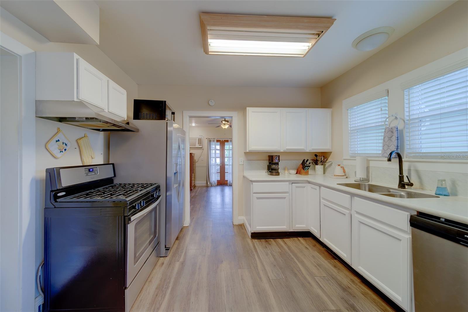 Image 9 of 68 For 107 7th Avenue Se