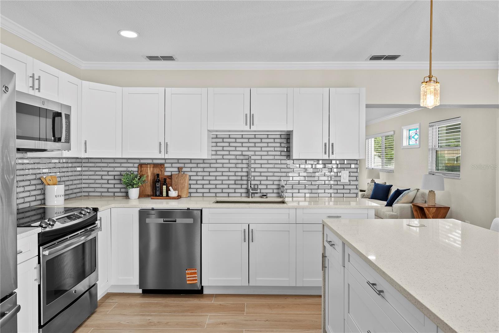 Image 10 of 37 For 734 Lynndale Street N