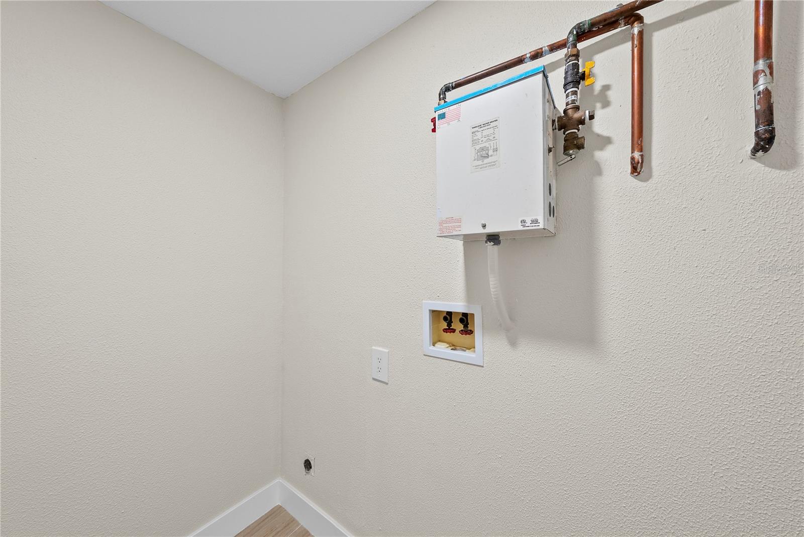 Image 13 of 37 For 734 Lynndale Street N