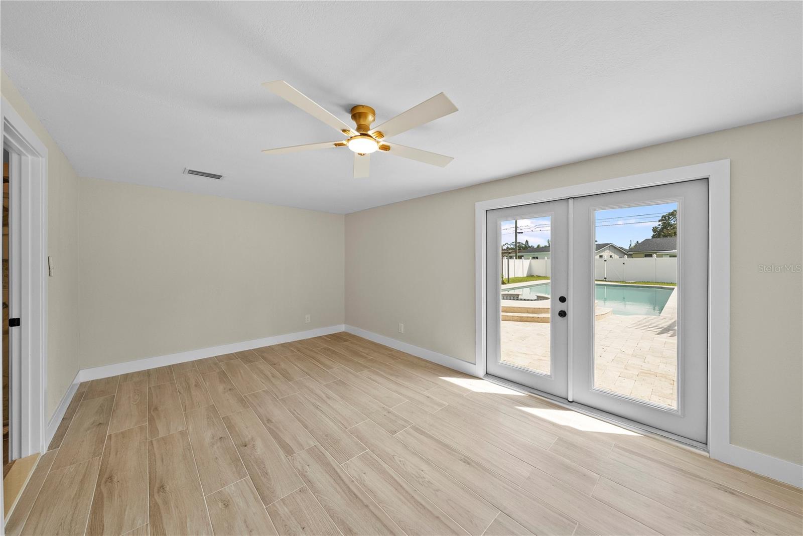 Image 15 of 37 For 734 Lynndale Street N