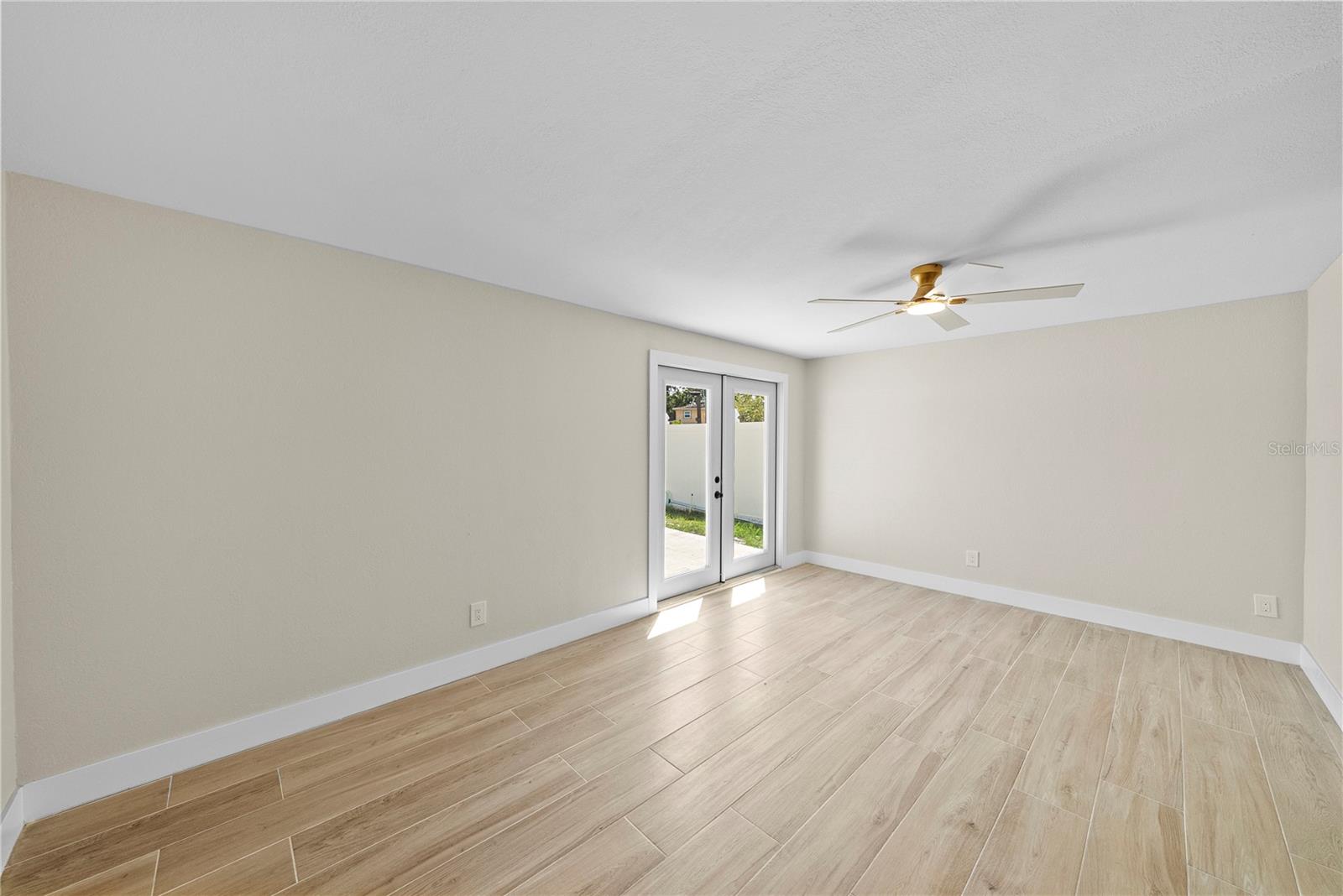 Image 17 of 37 For 734 Lynndale Street N