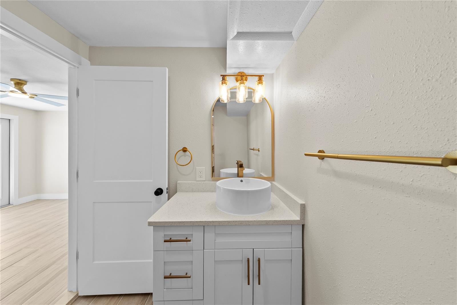 Image 18 of 37 For 734 Lynndale Street N