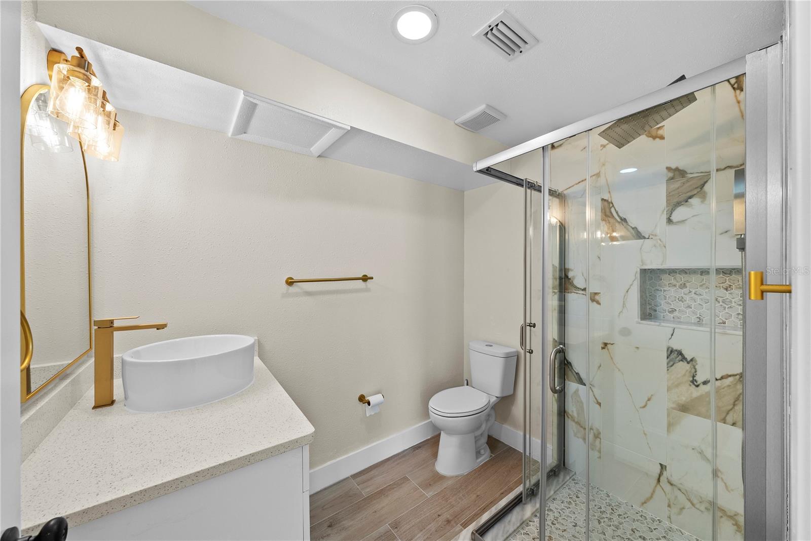 Image 19 of 37 For 734 Lynndale Street N