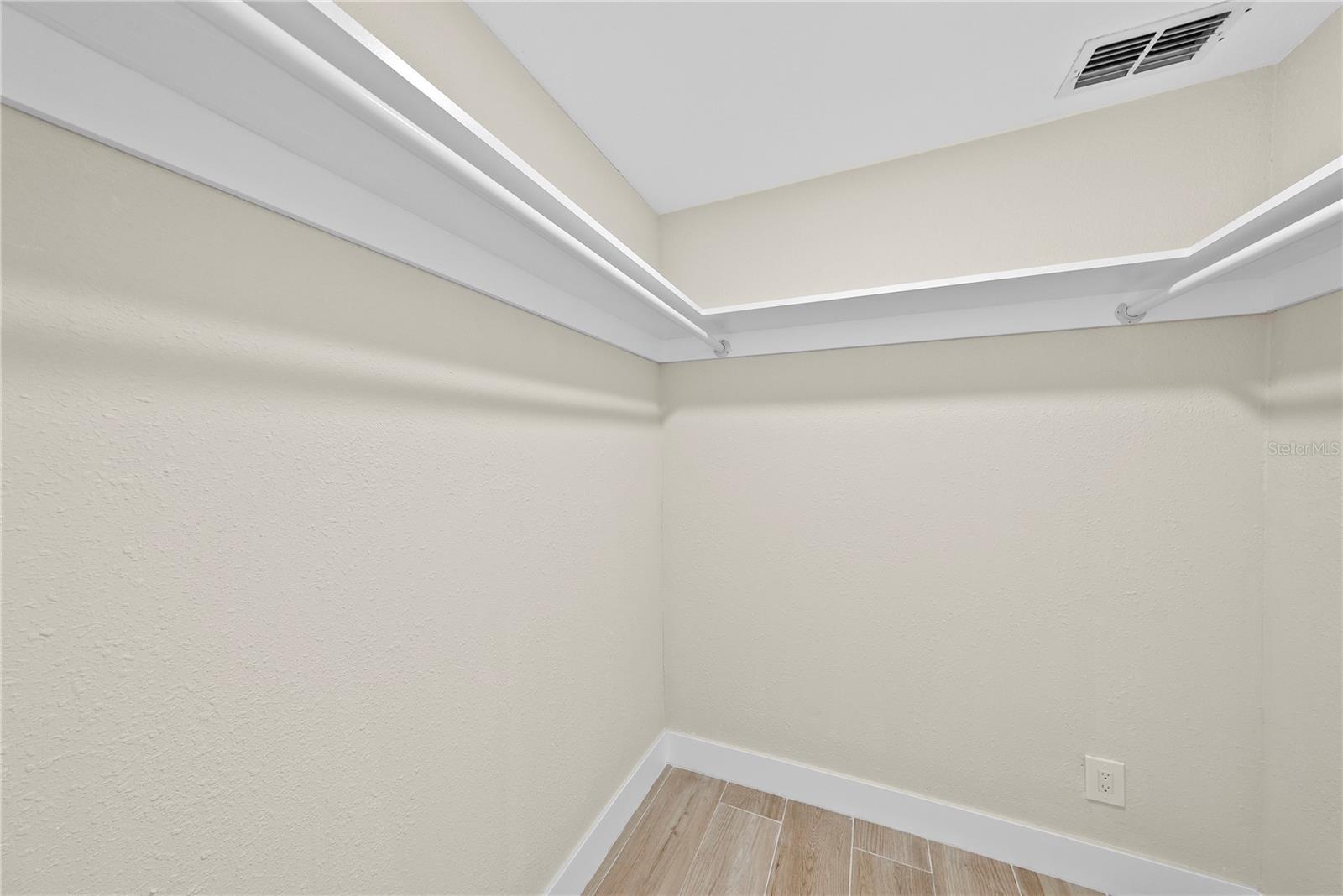 Image 20 of 37 For 734 Lynndale Street N