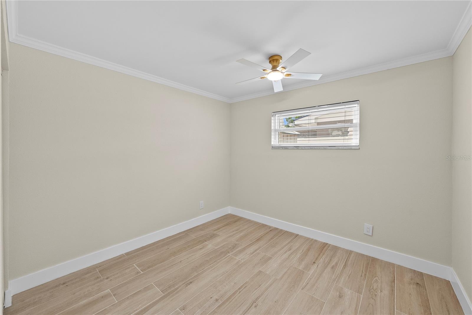 Image 23 of 37 For 734 Lynndale Street N