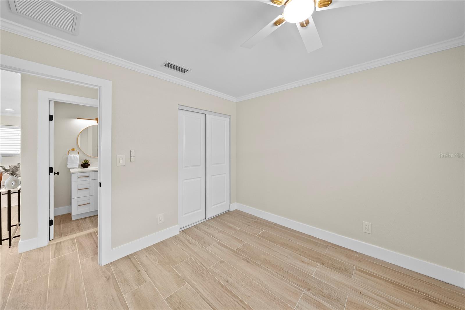 Image 24 of 37 For 734 Lynndale Street N