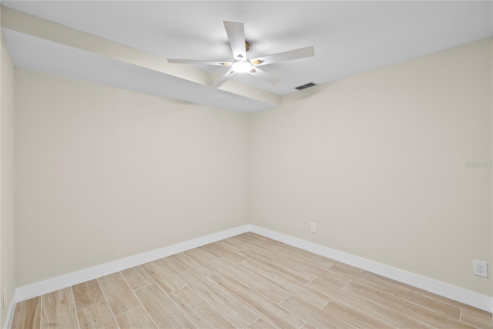 Image 28 of 37 For 734 Lynndale Street N