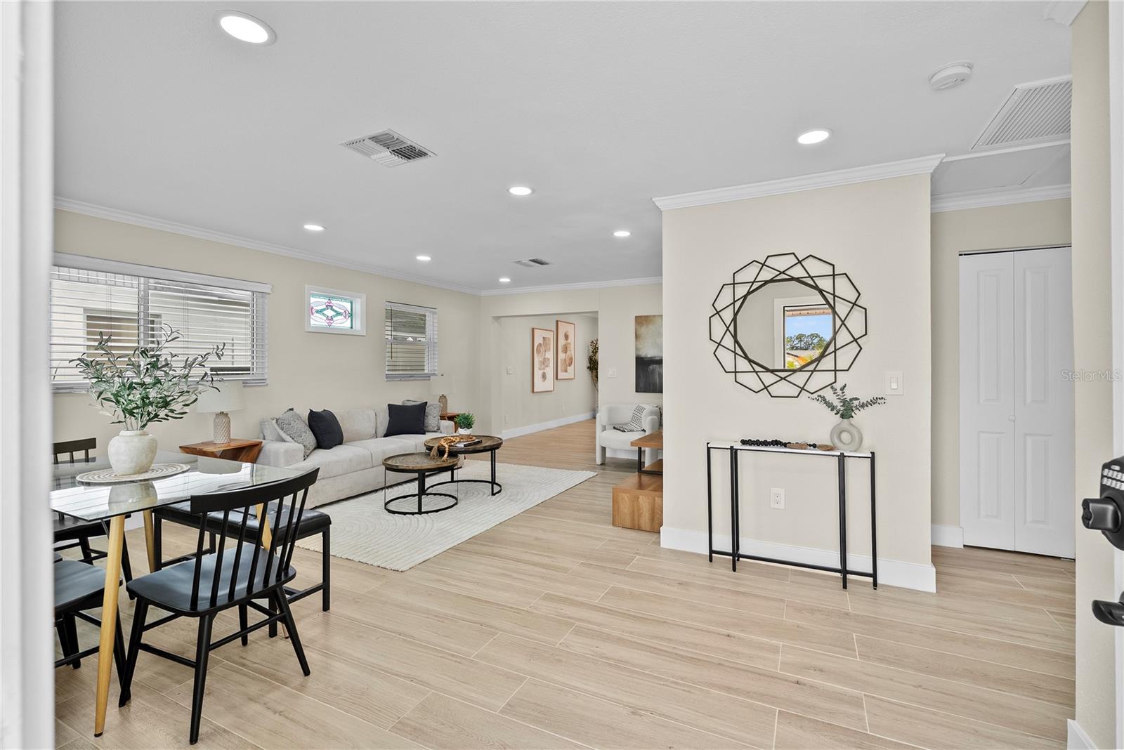 Image 29 of 37 For 734 Lynndale Street N