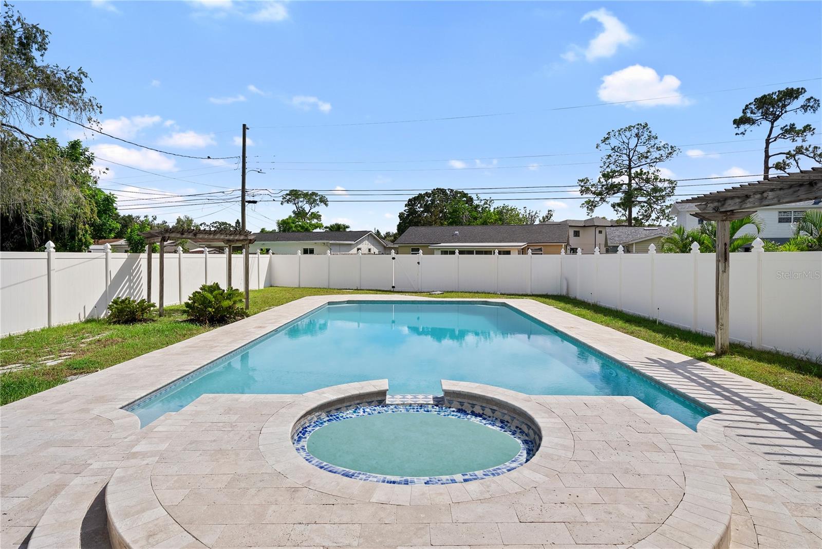 Image 3 of 37 For 734 Lynndale Street N