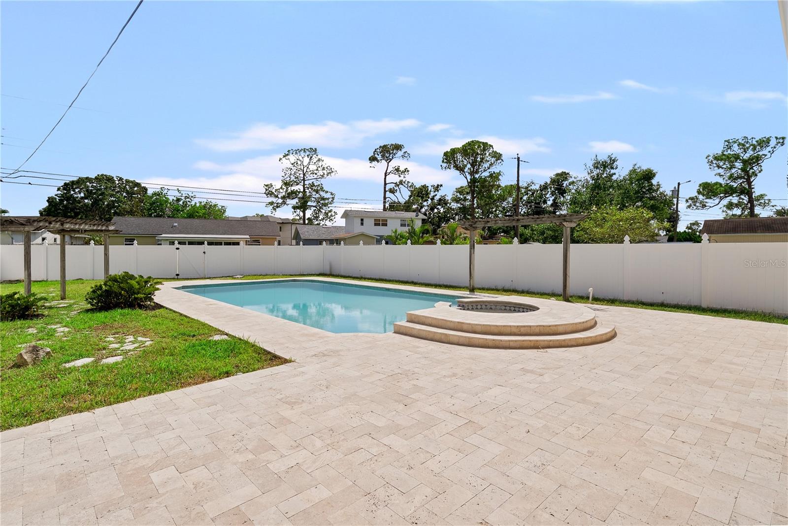 Image 32 of 37 For 734 Lynndale Street N